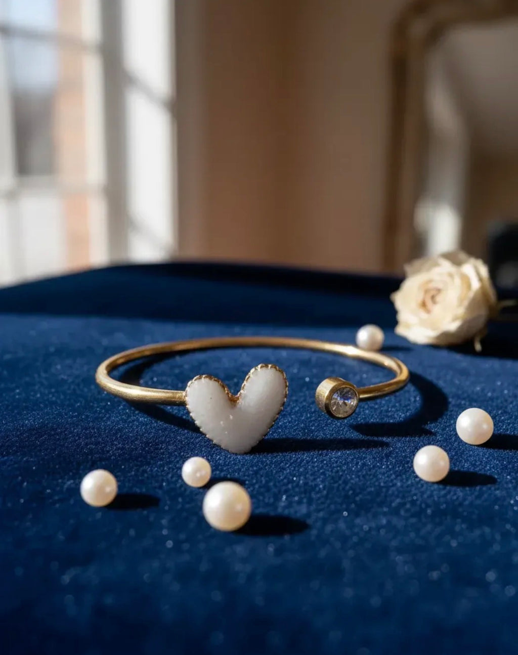 Brazalete Dorado Corazón Blanco